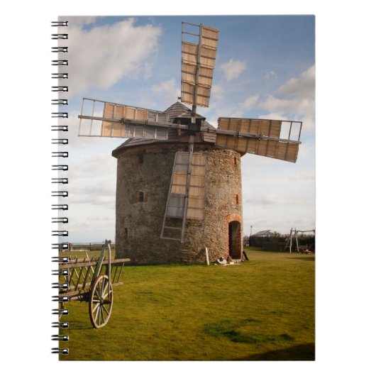 Carnet Moulin à vent en champ vert et nuages blancs et ci (Devant)