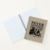 Carnet Ne sous-estimez jamais le pouvoir d'une fille avec (Intérieur)