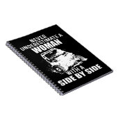 Carnet Ne Sous-Estimez Jamais Une Femme Avec Côté Ne (Côté Droit)