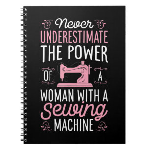 Carnet Ne Sous-Estimez Jamais Une Femme Avec Une Machine