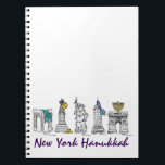 Carnet New York Ville Hanoukka Chanukah NYC Jour juif<br><div class="desc">Il présente une illustration originale de monuments classiques de New York, dont Washington Carré Arch, Brooklyn Bridge et Statue de la Liberté, "habillés" pour les vacances. Parfait pour tous ceux qui vivent ou aiment l'"agitation" de NYC pendant la saison Hanoukka. Cette conception est également disponible sur d'autres produits. Ne vois-tu...</div>