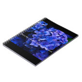 Carnet Noir avec hydrangée violette & Pass Me a un motif  (Côté gauche)