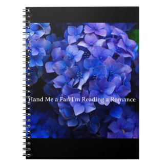 Carnet Noir avec hydrangée violette & Pass Me a un motif