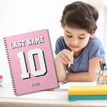 Carnet Nom de famille rose personnalisé Sports Numéro Jer<br><div class="desc">Le nom,  le nombre et l'ombre portée sont personnalisables afin que vous puissiez rendre un carnet sportif à la fois utile et unique et correspondant aux couleurs de votre équipe sportive préférée ou de la décoration de la chambre. Arrière - plan rose.</div>