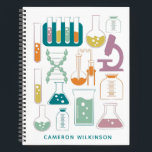 Carnet Nom d'oeuvre d'art de laboratoire de chimie scient<br><div class="desc">Ce cahier personnalisé amusant présente un design mignon sur le thème de la science et de la chimie en couleur sarcelle. Personnalisez-le avec votre nom. Excellente idée cadeau !</div>