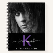Carnet Nom photo violet noir script monogramme (Devant)