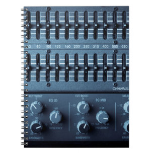 Carnet Nombreux boutons sur un mixeur de sons dans un stu