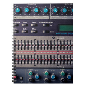 Carnet Nombreux boutons sur un mixeur de sons dans un stu