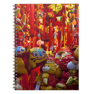 Carnet Objets colorés à vendre dans une boutique à Hon