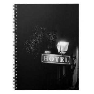 Carnet Panneau vintage de l'hôtel, feu de rue et beaucoup