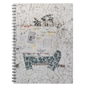 Carnet Papier d'imprimante blanc sur mur en béton blanc e