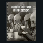 Carnet Pause café après des enlèvements d'Aliens<br><div class="desc">Même les ravisseurs aliens ont besoin d'une pause café ! Cette photo vintage en noir et blanc capture quatre aliens de l'espace en costumes et profite d'un moment de détente autour d'une tasse de café dans un café.</div>