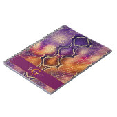 Carnet Peau de serpent chatoyante en violet et or monogra (Côté gauche)