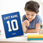 Carnet Personnalisé Nom Nom Sport Jersey Numéro<br><div class="desc">Le nom,  le nombre et l'ombre portée sont personnalisables afin que vous puissiez rendre un carnet sportif à la fois utile et unique et correspondant aux couleurs de votre équipe sportive préférée ou de la décoration de la chambre. Arrière - plan bleu.</div>