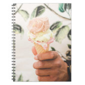 Carnet Personne tenant un cône de crème glacée avec trois (Devant)