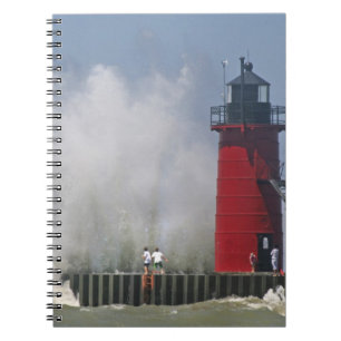 Carnet Personnes sur la jetée regardent de grosses vagues