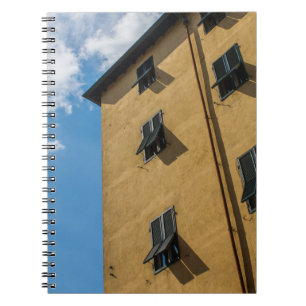 CARNET PHOTOGRAPHIE À FAIBLE ANGLE DE LA FENÊTRE BROWN