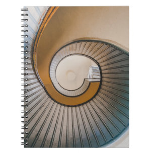 Carnet Photographie en angle bas de l'échelle en spirale
