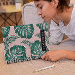 Carnet Pink & Green Palm Feuille Motif & nom<br><div class="desc">Le Tropical Pink & Green Palm Feuille motif est un design dynamique et animé qui intègre des éléments de la nature et une esthétique tropicale. La motif présente des feuilles de palmiers luxuriants dans les tons rose et vert, créant un contraste saisissant et une apparence globale attrayante.Globalement, le motif Feuille...</div>