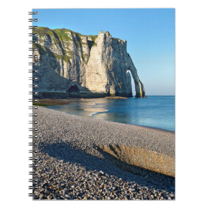 Carnet Plage de galets et falaise d'Etretat en France Pos