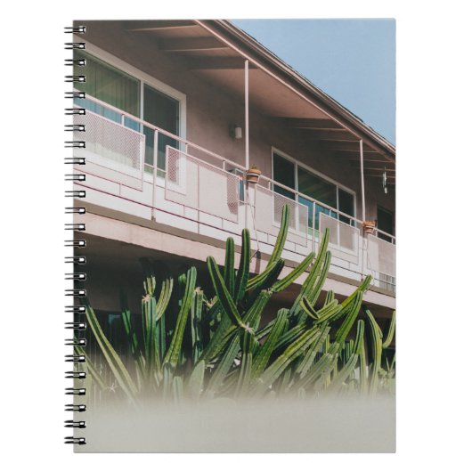 CARNET PLANTE EN FEUX VERT PRÈS DU BÂTIMENT (Devant)