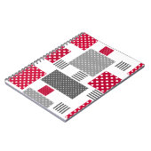 Carnet Pneuka rouge gris patchwork sur arrière - plan bla (Côté gauche)