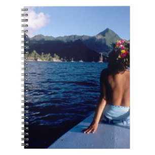 Carnet Polynésie française, Moorea. Femme appréciant la v