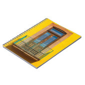 Carnet Porte en bois bleu sur bâtiment en béton jaune (Côté gauche)