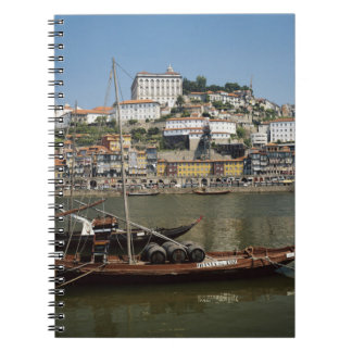 Carnet Portugal, Porto, Bateau avec tonneaux de vin