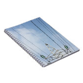 CARNET POSTE ÉLECTRIQUE EN ACIER BLANC SOUS NUAGES BLANCS (Côté Droit)
