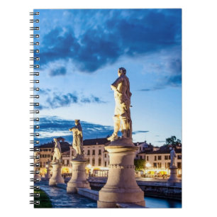 Carnet Rangée de statues illuminées à Padova