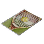 Carnet Raquette de tennis avec balle posée sur le court (Côté gauche)