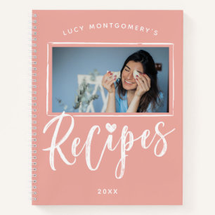 Carnet Recette de Photo Rose Pâle Écriture au Pinceau Bla