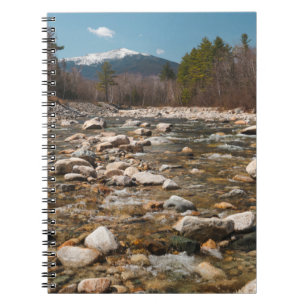 Carnet Rivière courante avec eau claire coulant wi