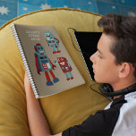 Carnet Robots rétro mignons Sci-Fi personnalisé<br><div class="desc">Ajoutez votre propre texte personnalisé à l'avant de ce carnet qui présente de jolies illustrations de robots de style rétro en bleu et rouge. Les graphiques sont définis sur un arrière - plan de couleur bronzée. La couverture arrière a un motif de coordination de robots rétro et de noix de...</div>