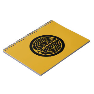 Carnet rond avec feuilles de chêne embrassantes