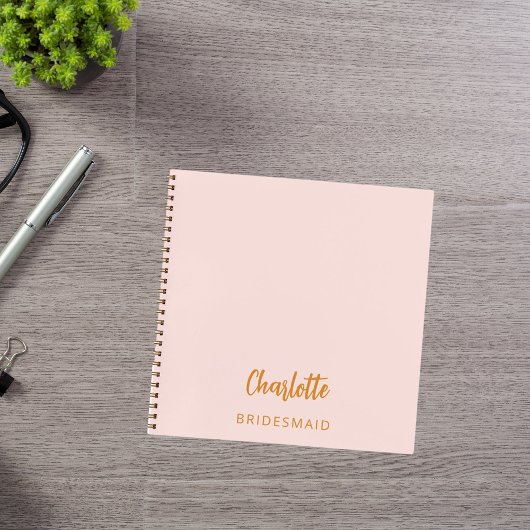 Carnet rose pâle de la serveuse