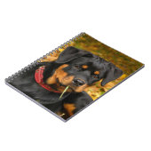 Carnet Rottweiler Pup Allongé Sur Le Terrain Dans La Forê (Côté gauche)