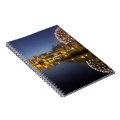 Carnet Science World et CBD reflétés dans False Creek, (Côté Droit)