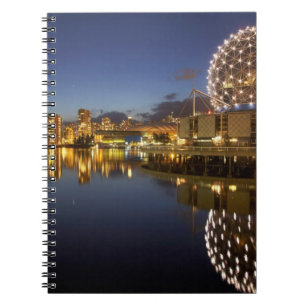 Carnet Science World et CBD reflétés dans False Creek,