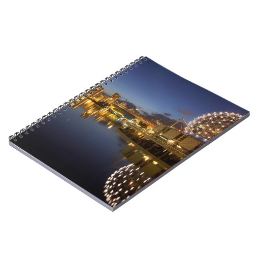 Carnet Science World et CBD se reflètent dans False Creek (Côté gauche)