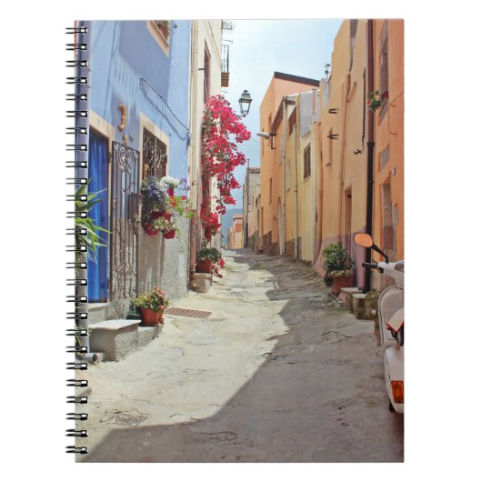 CARNET SCOOTER MOTEUR BLANC PRÈS DU BÂTIMENT (Devant)