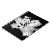 Carnet Silver Lily : Élégance Florale Monochrome. (Côté gauche)