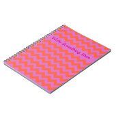 Carnet Spiral Personnalisé Magenta et Chevrons Ora (Côté gauche)
