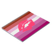 Carnet STRIPES DE DRAPEAU LESBIEN AVEC SYMBOLE -.png (Côté gauche)