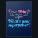 Carnet Superhero de sage-femme drôle<br><div class="desc">Un beau cadeau de sages-femmes qui dit que je suis une sage-femme,  Qu'est-ce que ta superpuissance ? Ce joli cadeau de sage-femme présente une écriture rose et turquoise avec une floraison argentée pour un parfum très simple pour un guru d'accouchement naturel amusant.</div>