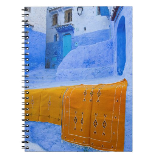 Carnet Tapis drapés sur un mur bleu (Devant)