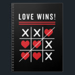 Carnet Tic Tac Toe Love gagne Anniversaire Saint-Valentin<br><div class="desc">Tic Tac Toe Love Gagne. Un noughts et traverse le design du coeur pour le 14 février, anniversaire, anniversaire ou toute autre date. L'amour compte tous les jours, pas seulement pour la Saint-Valentin, surtout quand vous êtes en couple. Obtenez cette pensée géniale de votre design romantique aujourd'hui pour votre femme,...</div>