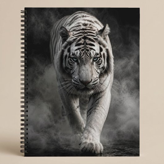 Carnet Tigre Blanc Marchant à Travers la Fumée