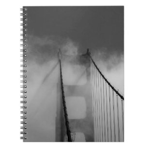 Carnet Tour du pont Golden Gate entourée de brouillard
